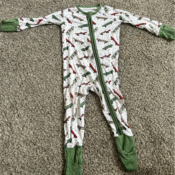 MERRY SK8MAS DREAM ROMPER
DREAM BIG LITTLE CO BAMBOO CHRISTMAS PAJAMAS - Picture 2 of 5